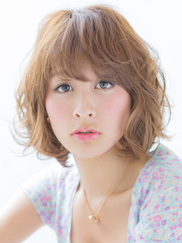 ผมสั้นดัดลอน