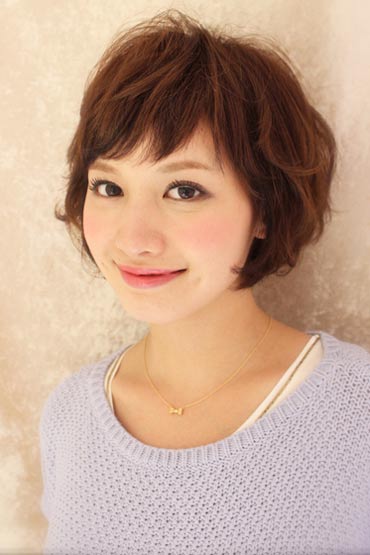 ผมสั้นดัดลอน