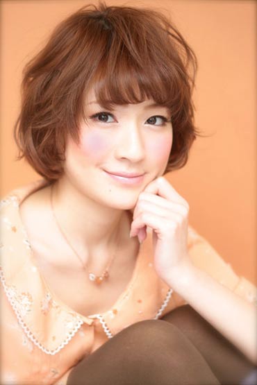 ผมสั้นดัดลอน