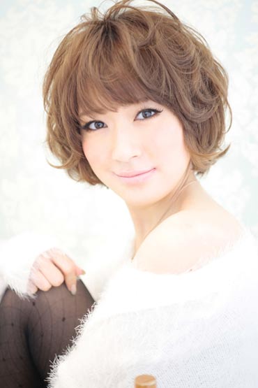 ผมสั้นดัดลอน