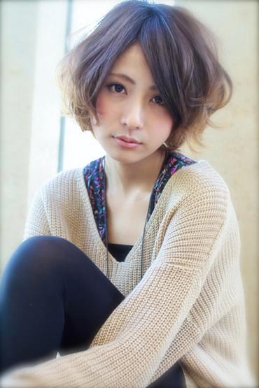 ผมสั้นดัดลอน