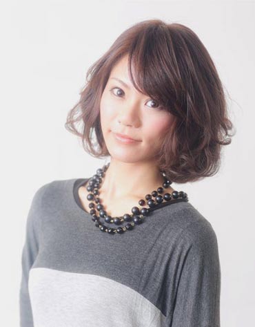 ผมสั้นดัดลอน