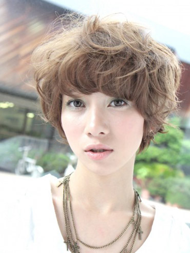 ผมสั้นดัดลอน