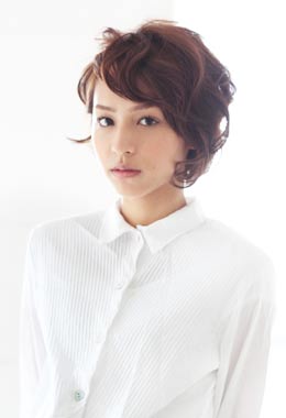 ผมสั้นดัดลอน