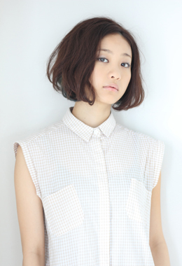 ผมสั้นดัดลอน