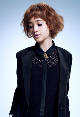 ผมสั้นดัดลอน