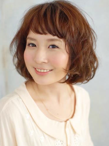 ผมสั้นดัดลอน