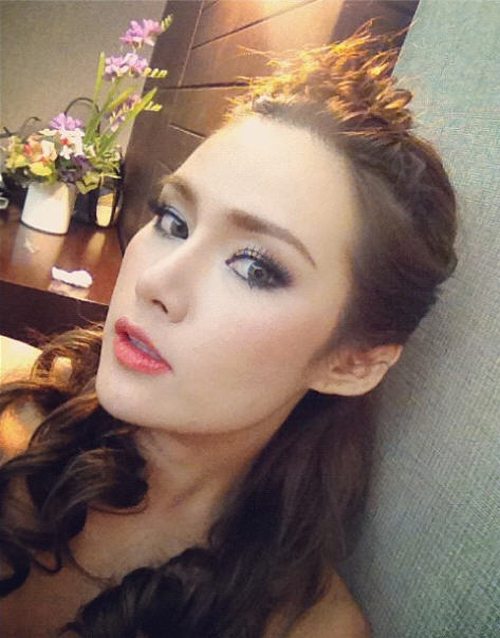 หญิง รฐา หญิง รฐา