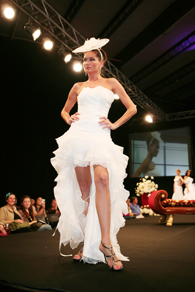 ชุดแต่งงานหน้าสั้นหลังยาว