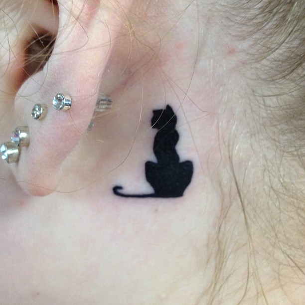 รอยสักหลังหู รอยสักหลังหู