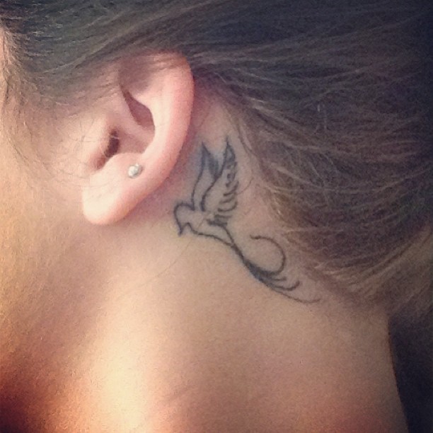 รอยสักหลังหู รอยสักหลังหู