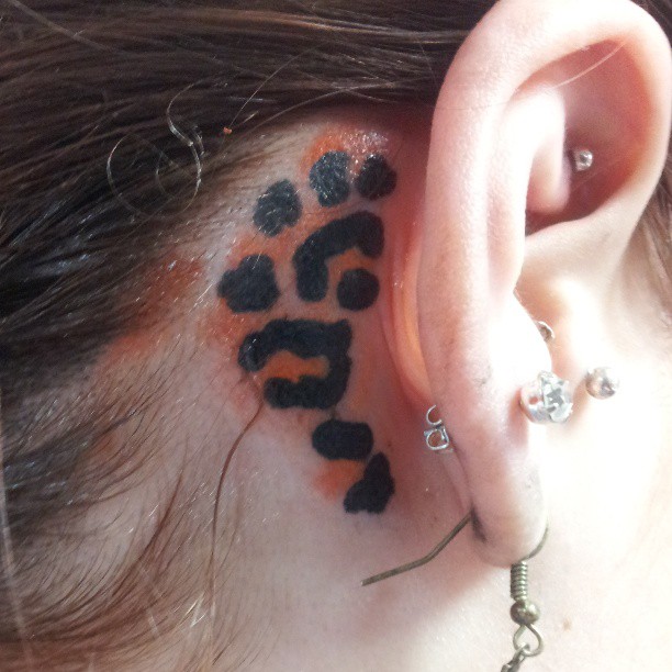 รอยสักหลังหู รอยสักหลังหู