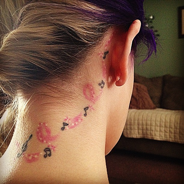 รอยสักหลังหู รอยสักหลังหู