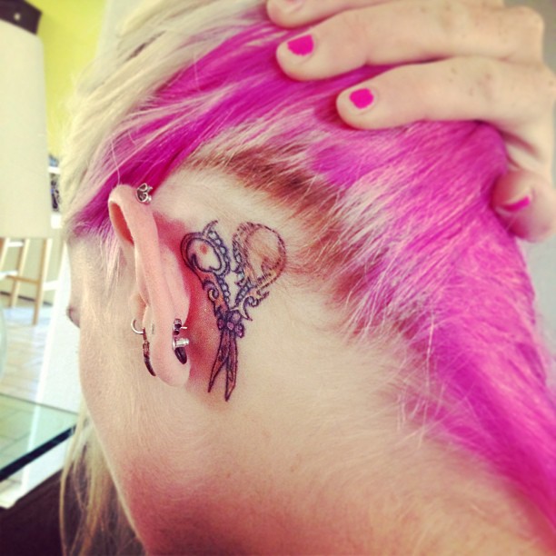 รอยสักหลังหู รอยสักหลังหู