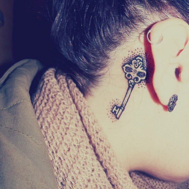 รอยสักหลังหู รอยสักหลังหู