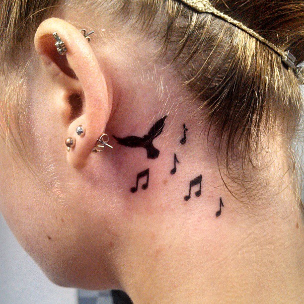 รอยสักหลังหู รอยสักหลังหู