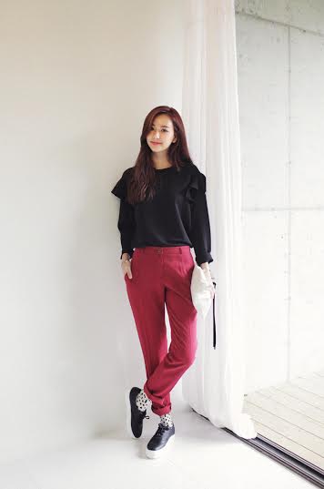 รองเท้าผ้าใบสีดำ รองเท้าผ้าใบสีดำ