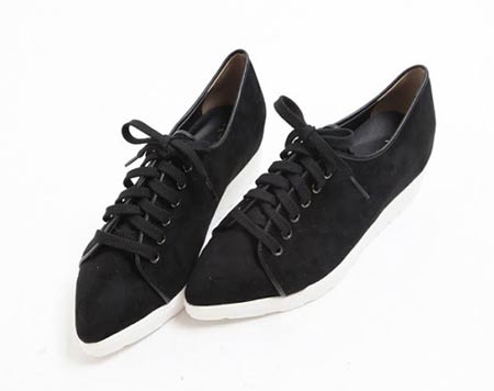 รองเท้าผ้าใบสีดำ รองเท้าผ้าใบสีดำ