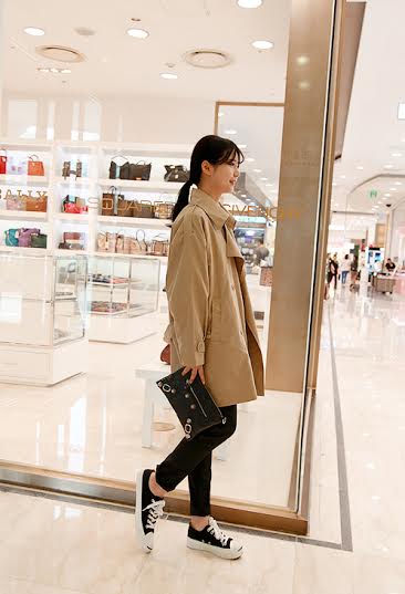 รองเท้าผ้าใบสีดำ รองเท้าผ้าใบสีดำ