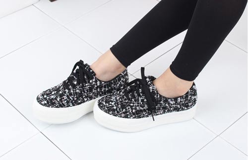 รองเท้าผ้าใบสีดำ รองเท้าผ้าใบสีดำ