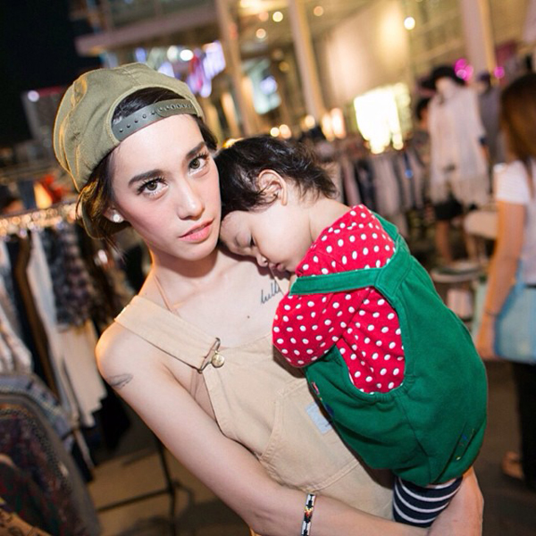 ชุดเอี๊ยมดารา ชุดเอี๊ยมดารา