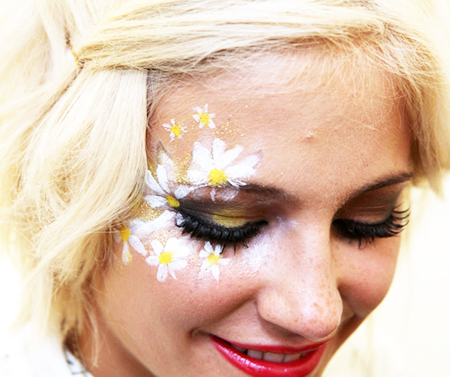 ลายดอกไม้บนใบหน้า ลายดอกไม้บนใบหน้า