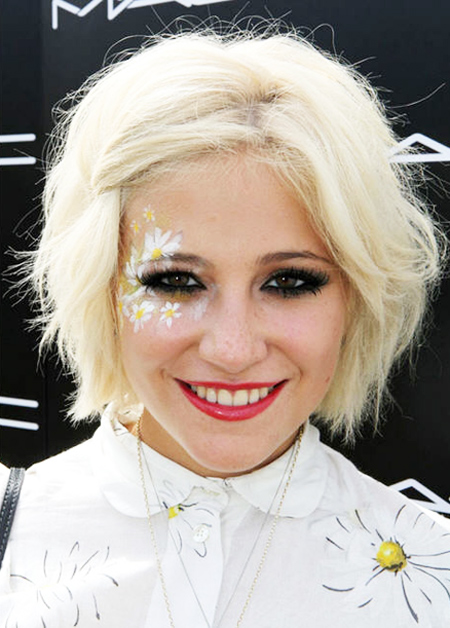 ลายดอกไม้บนใบหน้า ลายดอกไม้บนใบหน้า