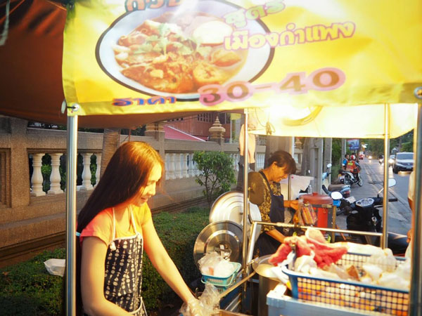 น้องบุ๋ม แม่ค้าสุดแซ่บ ขายก๋วยจั๊บช่วยแม่ คนแห่อุดหนุนเพียบ น้องบุ๋ม แม่ค้าสุดแซ่บ ขายก๋วยจั๊บช่วยแม่ คนแห่อุดหนุนเพียบ