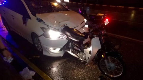 เมื่อ new vios ชนกับ Honda dream บอกได้คำเดียวว่าเละ !! เมื่อ new vios ชนกับ Honda dream บอกได้คำเดียวว่าเละ !!