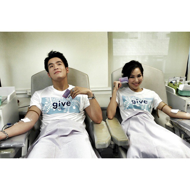 จอย อาเล็ก คู่จิ้นคู่บุญ ควงแขนทำบุญบริจาคเลือด น่ารักอะ ! จอย อาเล็ก คู่จิ้นคู่บุญ ควงแขนทำบุญบริจาคเลือด น่ารักอะ !