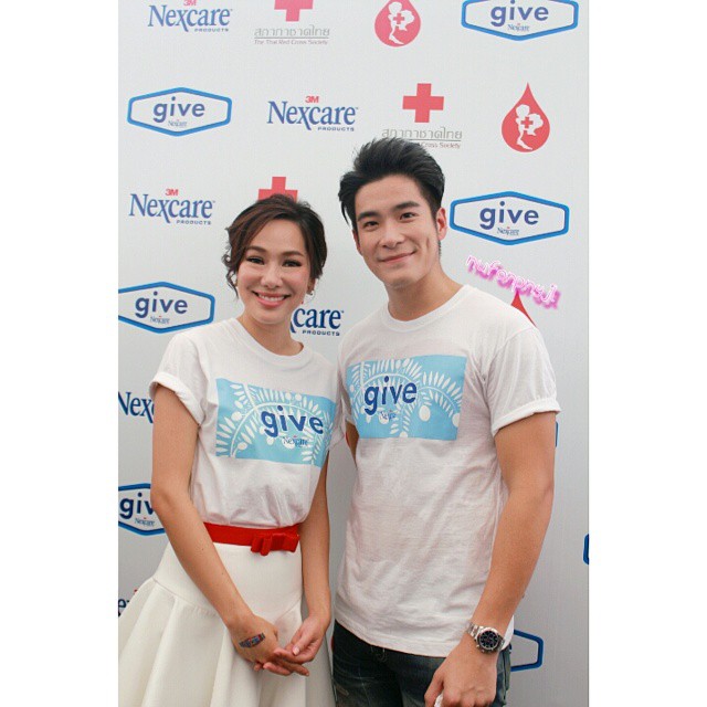 จอย อาเล็ก คู่จิ้นคู่บุญ ควงแขนทำบุญบริจาคเลือด น่ารักอะ ! จอย อาเล็ก คู่จิ้นคู่บุญ ควงแขนทำบุญบริจาคเลือด น่ารักอะ !