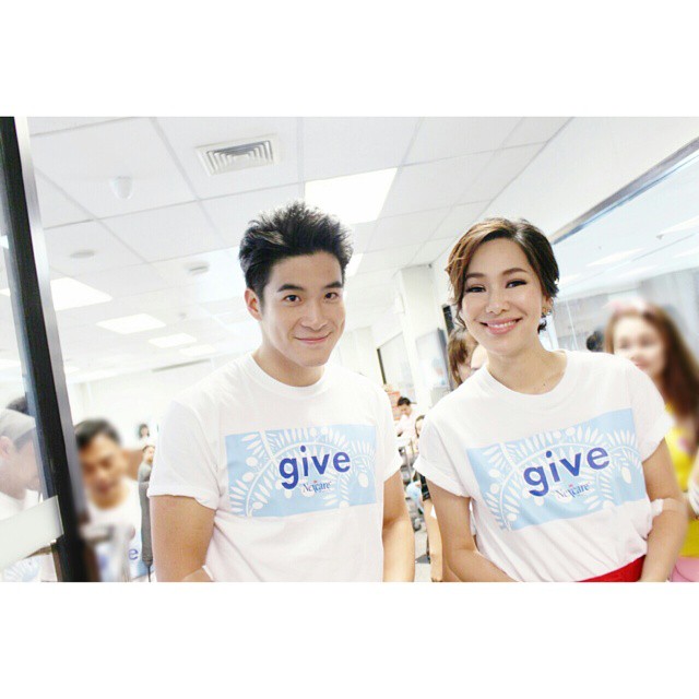 จอย อาเล็ก คู่จิ้นคู่บุญ ควงแขนทำบุญบริจาคเลือด น่ารักอะ ! จอย อาเล็ก คู่จิ้นคู่บุญ ควงแขนทำบุญบริจาคเลือด น่ารักอะ !