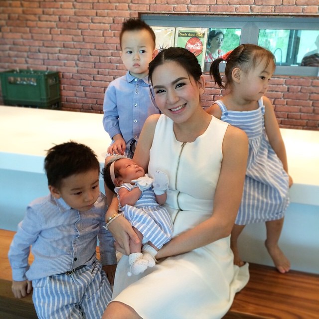 พลอย ชิดจันทร์ คลอดลูกคนที่ 4 ไม่ถึงเดือน หุ่นกลับมาผอมแล้ว พลอย ชิดจันทร์ คลอดลูกคนที่ 4 ไม่ถึงเดือน หุ่นกลับมาผอมแล้ว