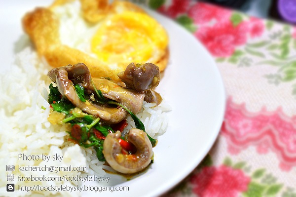 ผัดกะเพราเครื่องในไก่ ไข่ดาว ผัดกะเพราเครื่องในไก่ ไข่ดาว