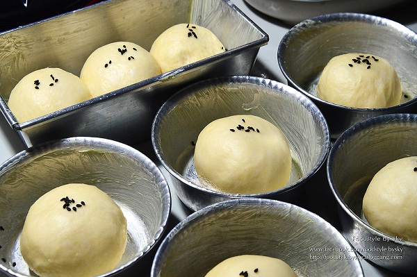 ขนมปังไส้สังขยาลาวา อร่อยเต็มปากเต็มคำ ขนมปังไส้สังขยาลาวา อร่อยเต็มปากเต็มคำ