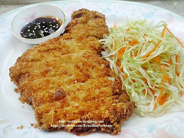 หมูทอดทงคัตสึ กรอบนอกนุ่มในสไตล์ญี่ปุ่น หมูทอดทงคัตสึ กรอบนอกนุ่มในสไตล์ญี่ปุ่น