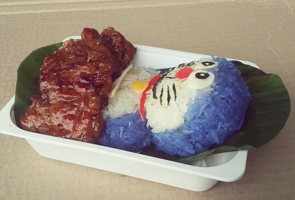 ข้าวกล่องข้าวเหนียวโดราเอมอนหมูปิ้ง ข้าวกล่องข้าวเหนียวโดราเอมอนหมูปิ้ง