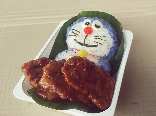 ข้าวกล่องข้าวเหนียวโดราเอมอนหมูปิ้ง ข้าวกล่องข้าวเหนียวโดราเอมอนหมูปิ้ง