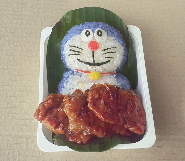 ข้าวกล่องข้าวเหนียวโดราเอมอนหมูปิ้ง ข้าวกล่องข้าวเหนียวโดราเอมอนหมูปิ้ง