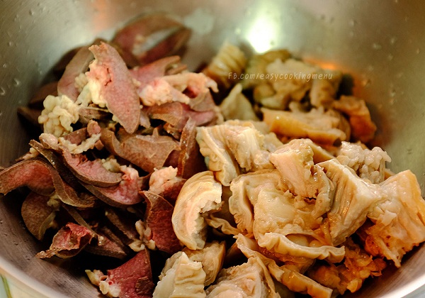 ก๋วยจั๊บ สูตรโบราณ หั่นม้ามหมูเป็นชิ้น ๆ ใส่รวมกับไส้ใหญ่ สำหรับเมนูก๋วยจั๊บ