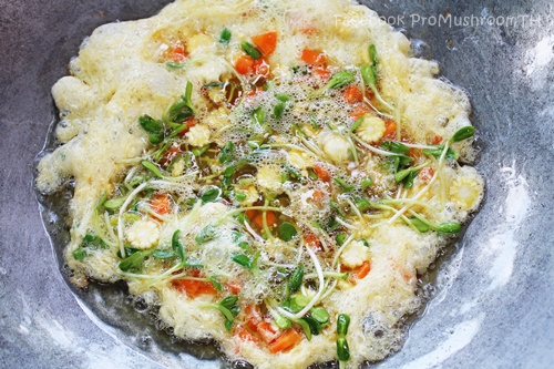 ไข่เจียวต้นอ่อนทานตะวัน เมนูไข่ได้สุขภาพเห็น ๆ ไข่เจียวต้นอ่อนทานตะวัน เมนูไข่ได้สุขภาพเห็น ๆ