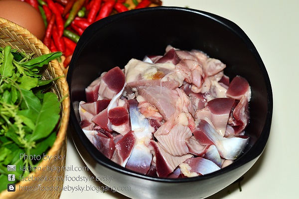 ผัดกะเพราเครื่องในไก่ ไข่ดาว ผัดกะเพราเครื่องในไก่ ไข่ดาว