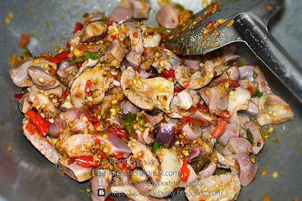 ผัดกะเพราเครื่องในไก่ ไข่ดาว ผัดกะเพราเครื่องในไก่ ไข่ดาว