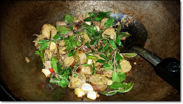 ผัดกะเพราไส้อั่ว ผัดกะเพราไส้อั่ว