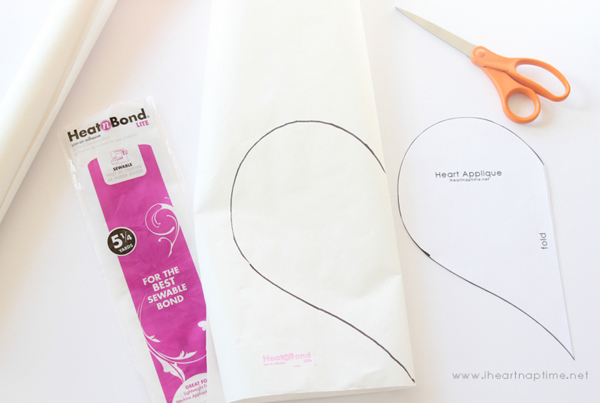 DIY หมอนปะติดหัวใจดวงใหญ่ แทนความรู้สึกดี ๆ DIY หมอนปะติดหัวใจดวงใหญ่ แทนความรู้สึกดี ๆ