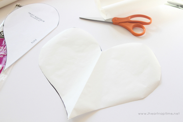 DIY หมอนปะติดหัวใจดวงใหญ่ แทนความรู้สึกดี ๆ DIY หมอนปะติดหัวใจดวงใหญ่ แทนความรู้สึกดี ๆ