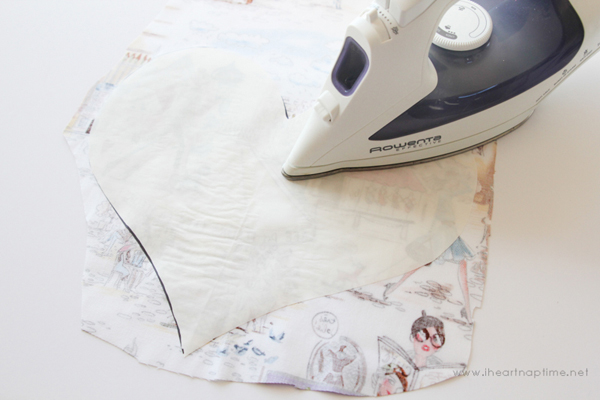 DIY หมอนปะติดหัวใจดวงใหญ่ แทนความรู้สึกดี ๆ DIY หมอนปะติดหัวใจดวงใหญ่ แทนความรู้สึกดี ๆ