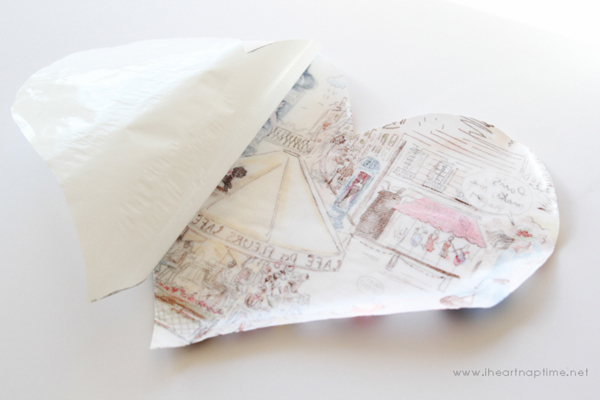 DIY หมอนปะติดหัวใจดวงใหญ่ แทนความรู้สึกดี ๆ DIY หมอนปะติดหัวใจดวงใหญ่ แทนความรู้สึกดี ๆ