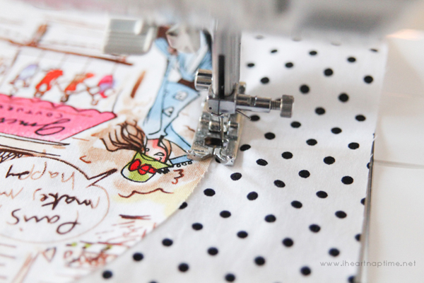 DIY หมอนปะติดหัวใจดวงใหญ่ แทนความรู้สึกดี ๆ DIY หมอนปะติดหัวใจดวงใหญ่ แทนความรู้สึกดี ๆ