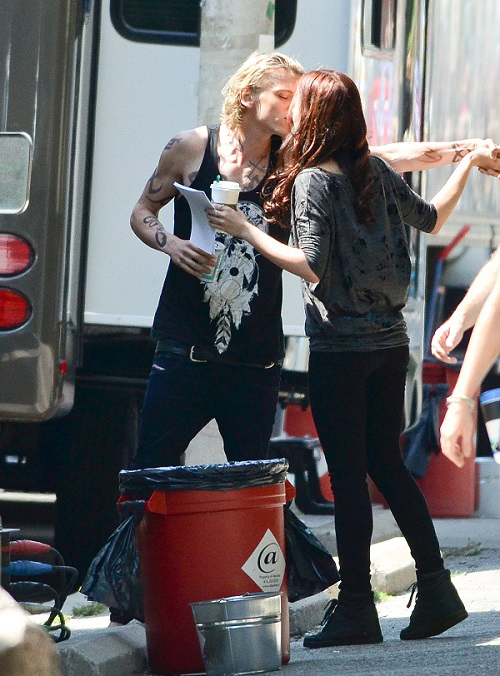 ลิลี คอลลินส์ สะดุดรัก เจมี่ แคมป์เบล โบเวอร์ กลางกองถ่าย The Mortal Instruments ลิลี คอลลินส์ สะดุดรัก เจมี่ แคมป์เบล โบเวอร์ กลางกองถ่าย The Mortal Instruments